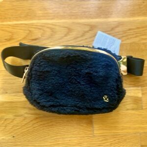 **NWT** Lululemon Everywhere Belt Bag